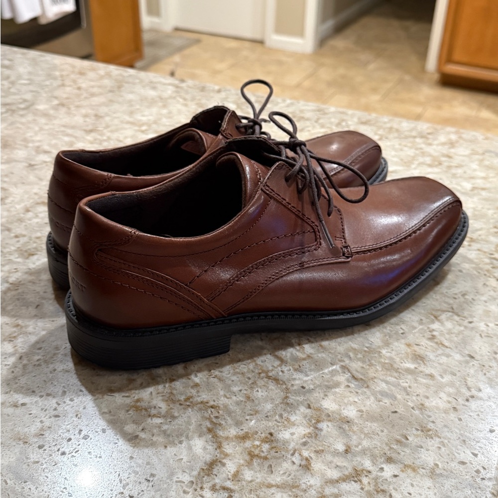 Rockport Brown Leather Oxford Shoes with Wingtip Design